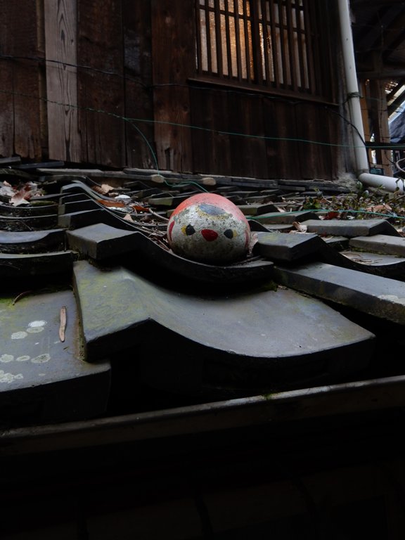 Cat figure on roof in Onomichi